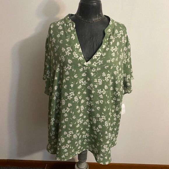 Lush Sage/White Floral V-neck tunic, size 3X - Picture 1 of 3